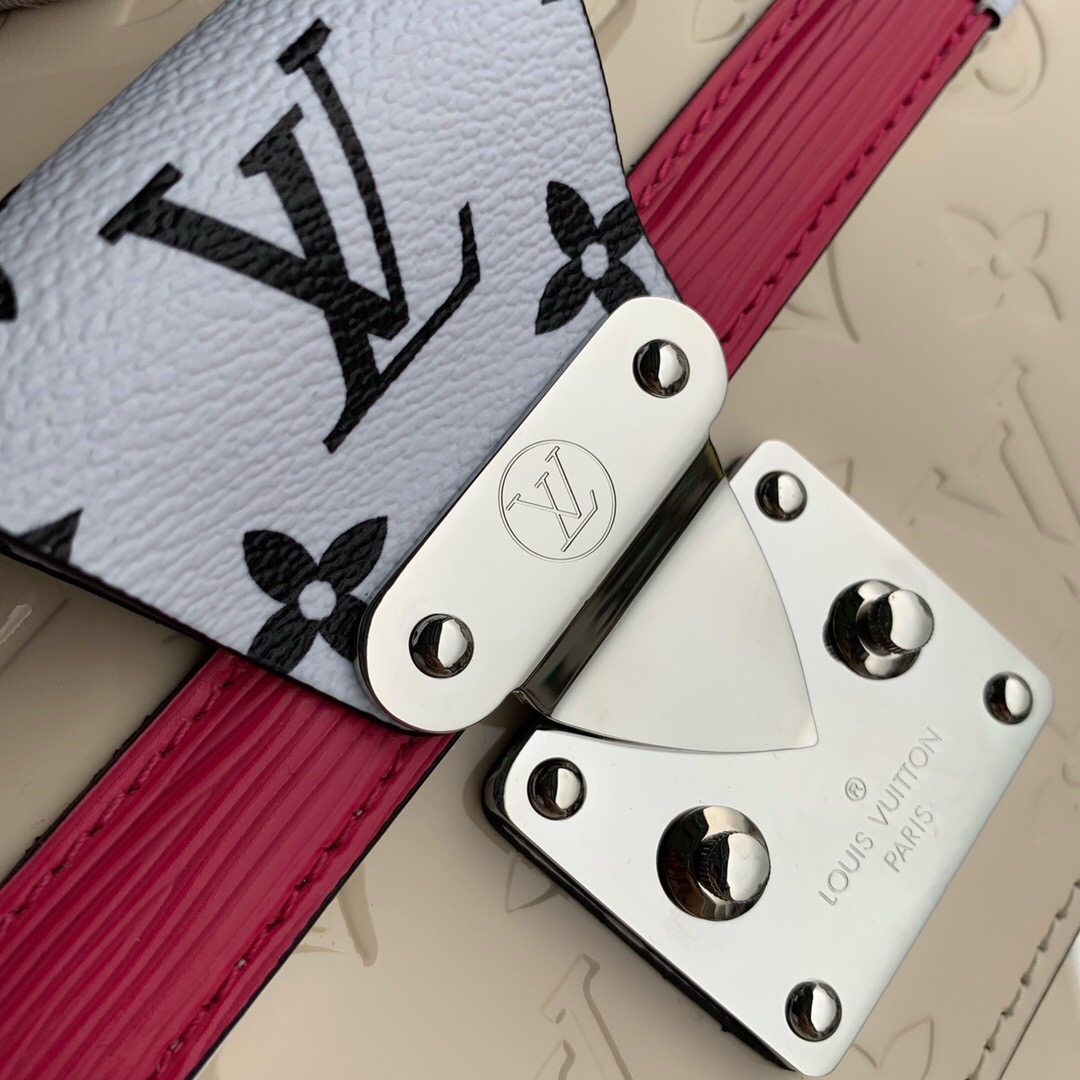 Louis Vuitton LV Wynwood Shoulder Bag in Creme White Vernis Leather M90442 2019 (KD-9041831 )